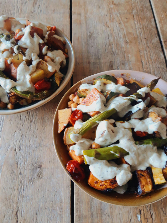 Gegrilde groenten met plantaardige yog en tahini